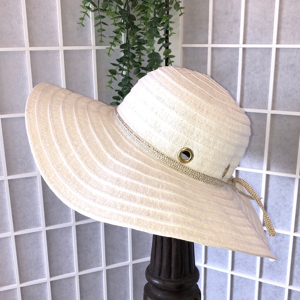 Jaclyn Smith Wide Brim Sun Hat in Cream. In New Condition.